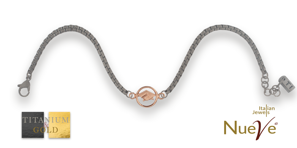 Bracciale Titanio e Oro 9 kt * Cappellino Laurea * - NUEVE GIOIELLI