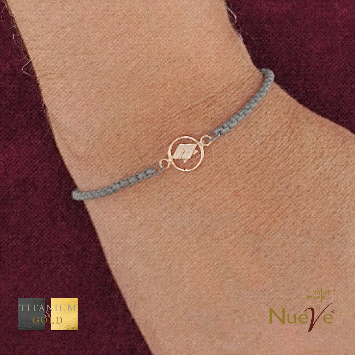 Bracciale Titanio e Oro 9 kt * Cappellino Laurea * - NUEVE GIOIELLI